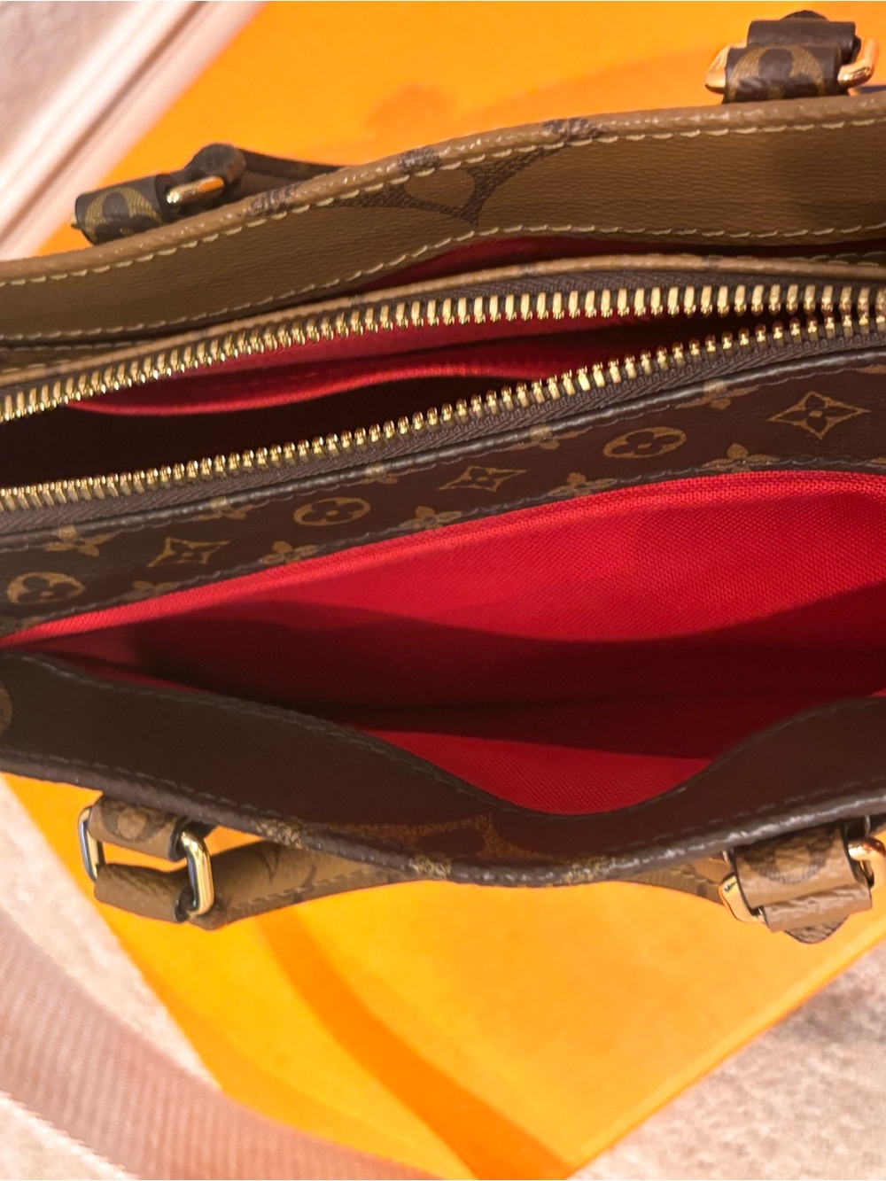 Louis Vuitton On the Go EW in Giant Reverse Monogram - Picture 9 of 15